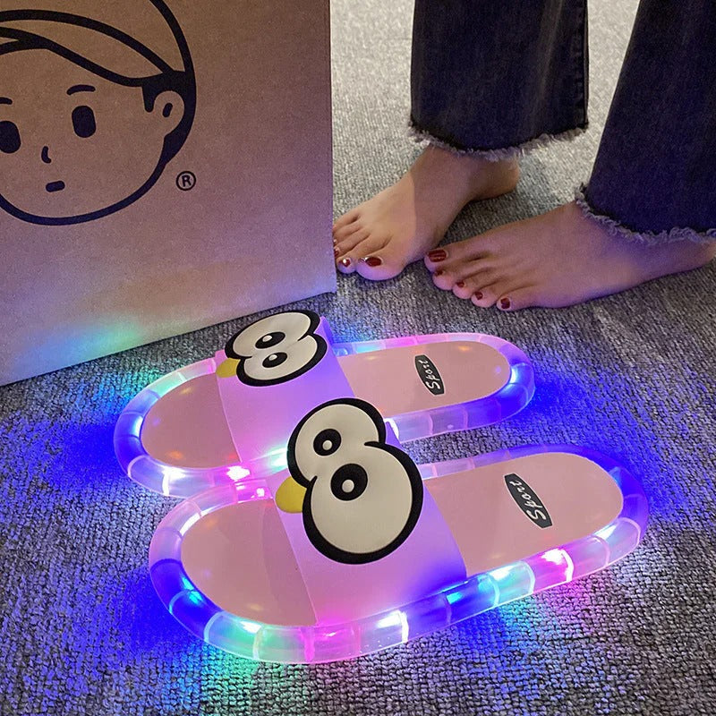 Schattige slippers met cartoonmotieven die oplichten