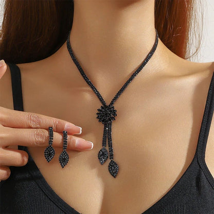 2 delige bloemvormige zirkonia sieradenset met ketting en oorbellen