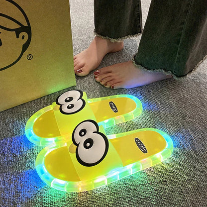 Schattige slippers met cartoonmotieven die oplichten