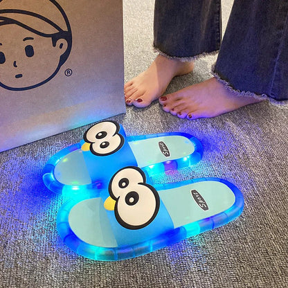 Schattige slippers met cartoonmotieven die oplichten