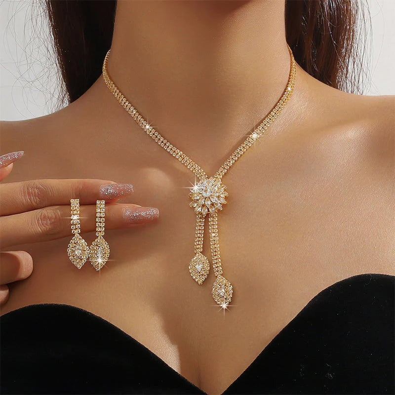 2 delige bloemvormige zirkonia sieradenset met ketting en oorbellen